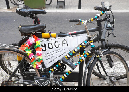 London UK Yoga signe sur un vélo garé en Exmouth Market Islington Finsbury EC1 Banque D'Images