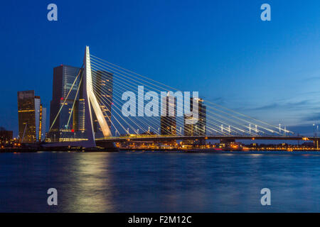 Cityscape Pont Erasmus, Rotterdam, Pays-Bas au crépuscule Banque D'Images