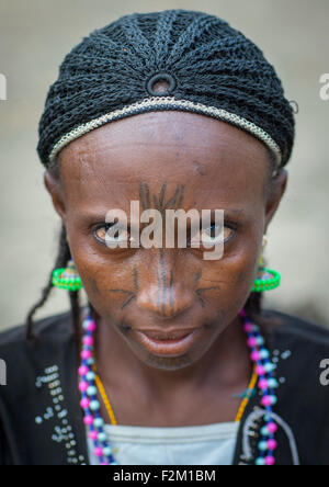 Le Bénin, en Afrique de l'Ouest, Gossoue, une belle tribu peul peul tatoué woman portrait Banque D'Images