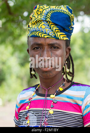 Le Bénin, en Afrique de l'Ouest, Gossoue, une belle tribu peul peul tatoué woman portrait Banque D'Images