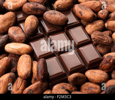 Les fèves de cacao et de chocolat. Banque D'Images