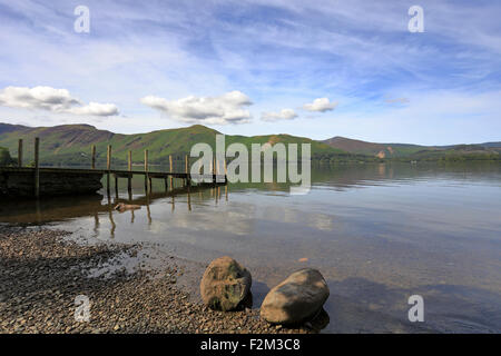 Embarcadère à Barrow Bay avec Catbells fells voyage Derwent Water près de Keswick, Cumbria, Parc National de Lake District, England, UK. Banque D'Images