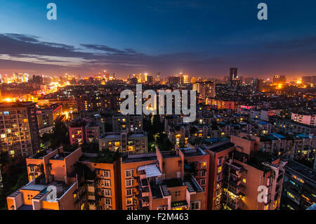 Cityscape at night, Chengdu, province du Sichuan, Chine Banque D'Images