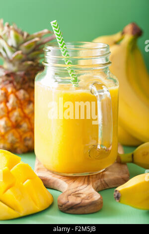Smoothie ananas mangue sains dans des pots Mason Banque D'Images