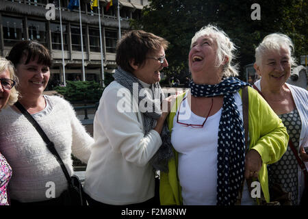 Bruxelles, Bxl, Belgique. Sep 21, 2015. Liliane De Meyer (4L) qui a cousu le plus grand drapeau arc-en-ciel dans le monde posant pour des photos avec les collègues qui ont aidé dans son travail. Il a fallu environ 7 jours à coplete le travail. Un representaiton de 135 villes et municipalités ont tenté de déployer le plus grand drapeau de paix pour un monde sans nucléaire sur Gand, Belgique le 21.09.2015 . Dans leur première tentative organisateurs déployer la plus grande bannière de 50x35 mètres sur le mur d'un ancien bâtiment de Belgacom (comme arrière-plan de la photo) mais le vent est fort à l'eau et brisée dans un côté Banque D'Images