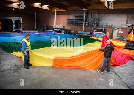 Bruxelles, Bxl, Belgique. Sep 21, 2015. Un representaiton de 135 villes et municipalités ont tenté de déployer le plus grand drapeau de paix pour un monde sans nucléaire sur Gand, Belgique le 21.09.2015 . Dans leur première tentative organisateurs déployer la plus grande bannière de 50x35 mètres sur le mur d'un ancien bâtiment de Belgacom mais le vent est fort à l'eau et brisée dans un côté. Photo par Wiktor Dabkowski Wiktor Dabkowski/crédit : ZUMA Wire/Alamy Live News Banque D'Images