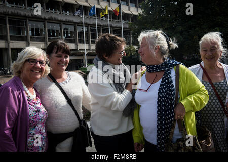 Bruxelles, Bxl, Belgique. Sep 21, 2015. Liliane De Meyer (4L) qui a cousu le plus grand drapeau arc-en-ciel dans le monde posant pour des photos avec les collègues qui ont aidé dans son travail. Il a fallu environ 7 jours à coplete le travail. Un representaiton de 135 villes et municipalités ont tenté de déployer le plus grand drapeau de paix pour un monde sans nucléaire sur Gand, Belgique le 21.09.2015 . Dans leur première tentative organisateurs déployer la plus grande bannière de 50x35 mètres sur le mur d'un ancien bâtiment de Belgacom (comme arrière-plan de la photo) mais le vent est fort à l'eau et brisée dans un côté Banque D'Images