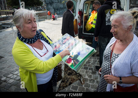 Bruxelles, Bxl, Belgique. Sep 21, 2015. Liliane De Meyer (L) cousu le plus grand drapeau arc-en-ciel dans le monde. Il a fallu environ 7 jours à coplete le travail. Un representaiton de 135 villes et municipalités ont tenté de déployer le plus grand drapeau de paix pour un monde sans nucléaire sur Gand, Belgique le 21.09.2015 . Dans leur première tentative organisateurs déployer la plus grande bannière de 50x35 mètres sur le mur d'un ancien bâtiment de Belgacom mais le vent est fort à l'eau et brisée dans un côté. Photo par Wiktor Dabkowski Wiktor Dabkowski/crédit : ZUMA Wire/Alamy Live News Banque D'Images