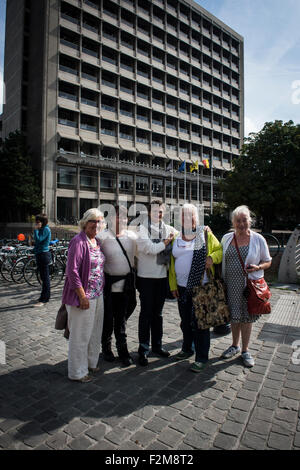 Bruxelles, Bxl, Belgique. Sep 21, 2015. Liliane De Meyer (4L) qui a cousu le plus grand drapeau arc-en-ciel dans le monde posant pour des photos avec les collègues qui ont aidé dans son travail. Il a fallu environ 7 jours à coplete le travail. Un representaiton de 135 villes et municipalités ont tenté de déployer le plus grand drapeau de paix pour un monde sans nucléaire sur Gand, Belgique le 21.09.2015 . Dans leur première tentative organisateurs déployer la plus grande bannière de 50x35 mètres sur le mur d'un ancien bâtiment de Belgacom (comme arrière-plan de la photo) mais le vent est fort à l'eau et brisée dans un côté Banque D'Images