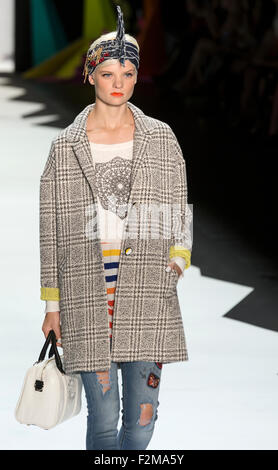 New York, NY - 10 septembre 2015 : Vivianne promenades la piste au défilé de Desigual Banque D'Images