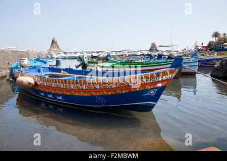 Bateau de pêche colorés en Aci Trezza, Sicile, Italie Banque D'Images