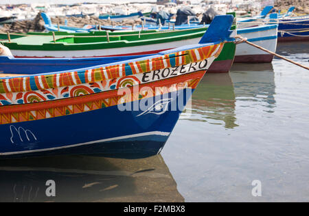 Bateau de pêche colorés en Aci Trezza, Sicile, Italie Banque D'Images