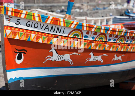 Bateau de pêche colorés en Aci Trezza, Sicile, Italie Banque D'Images