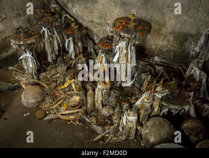 Le Bénin, en Afrique de l'Ouest, Bopa, voodoo autels couverts avec de l'huile et le sang représentant les anciens maîtres dans un temple Banque D'Images