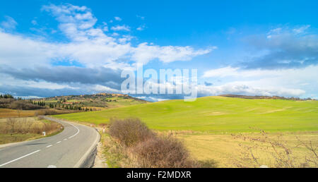 PIENZA, ITALIE - Le 25 janvier 2015 : Street View de paysage toscan et Pienza Pienza, Italie près de l'horizon. Banque D'Images