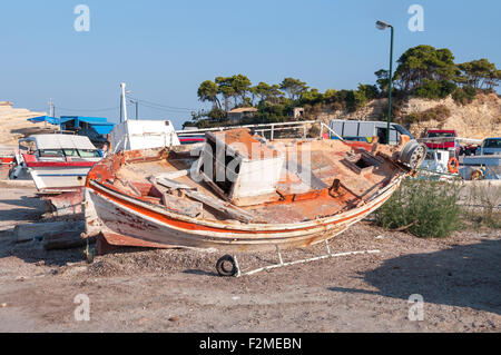 Vieux Bateau endommagé dans le port d''Agios Sostis, Zakynhos, Grèce Banque D'Images