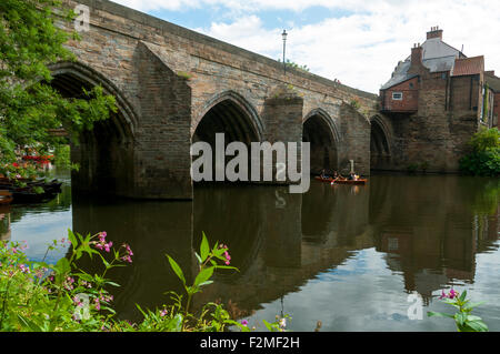 Les rameurs sur la rivière d'usure au niveau de la ville de Durham Bridge, Elvet, England, UK Banque D'Images