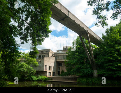 Maison Dunelm et Kingsgate Bridge (Ove Arup, 1963) de la rivière Wear, chemin Riverside Ville de Durham, England, UK Banque D'Images