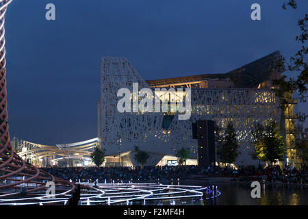 Milan, Italie, 13 Septembre 2015 : Italie pavillon dans la soirée à l'Expo, l'exposition universelle sur le thème de la nourriture. Banque D'Images