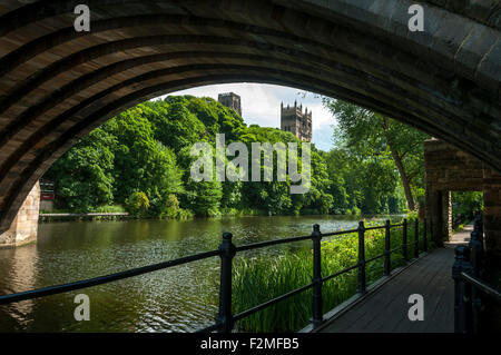 Cathédrale de Durham sur la rivière de l'usure sous Framwellgate bridge. Durham, England, UK. Banque D'Images