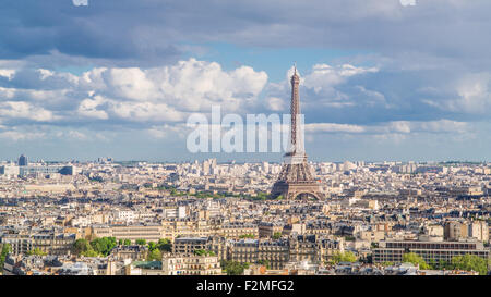 Une vue sur la ville avec la Tour Eiffel au loin, Paris, France, Europe Banque D'Images