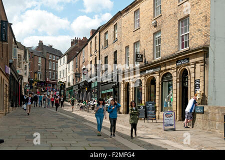 La rue à l'ouest du pont Elvet, du pont. La ville de Durham, England, UK Banque D'Images