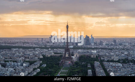 Une vue sur la Tour Eiffel, sur les toits de la ville et à la défense dans le quartier skyscrapper distance, Paris, France, Europe Banque D'Images