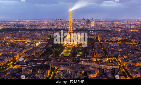 Une vue sur la Tour Eiffel, sur les toits de la ville et à la défense dans le quartier skyscrapper distance, Paris, France, Europe Banque D'Images