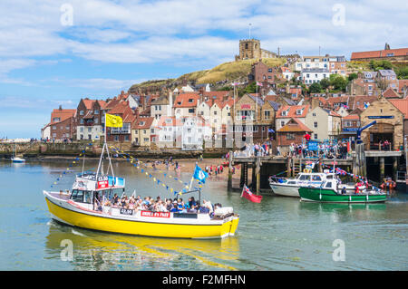 whitby harbour town ruines de l'abbaye et petits bateaux whitby yorkshire angleterre gb europe Banque D'Images
