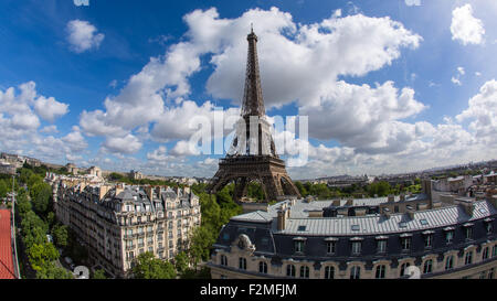 La Tour Eiffel, vue sur les toits, Paris, France, Europe Banque D'Images