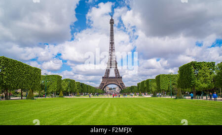 Parc du Champ de Mars, Tour Eiffel, Paris, France Banque D'Images