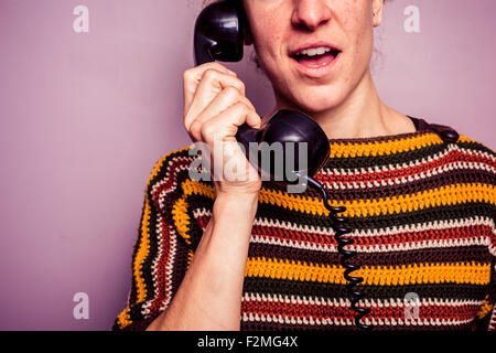 Jeune femme parlant au téléphone rétro Banque D'Images