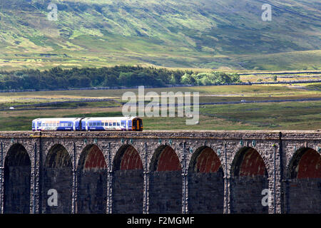 Northern Rail Train traversant le viaduc de Ribblehead Yorkshire Angleterre Nord Yorkshire Dales Banque D'Images