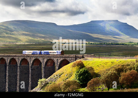 Northern Rail Train traversant le viaduc de Ribblehead avec Ingleborough au-delà de Yorkshire Dales North Yorkshire Angleterre Banque D'Images