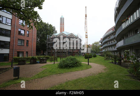 Hambourg, Allemagne. Sep 21, 2015. Vue extérieure du site de construction à l'ancienne église Kapernaum, qui sera convertie en mosquée par le centre islamique Al-Nour, à Hambourg, Allemagne, 21 septembre 2015. La cérémonie d'inauguration de la nouvelle mosquée a été tenue le même jour. Photo : CHRISTIAN CHARISIUS/dpa/Alamy Live News Banque D'Images