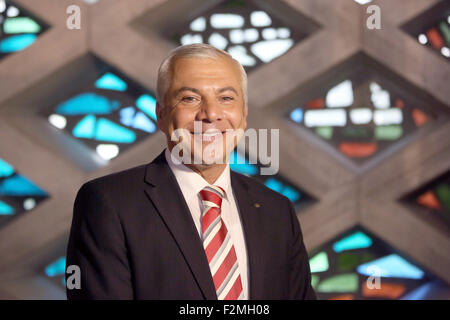 Hambourg, Allemagne. Sep 21, 2015. Daniel Abdin, président du Centre islamique Al-Nour à Hambourg, parle dans l'ancienne église Kapernaum, qui sera convertie en mosquée par le centre islamique Al-Nour, à Hambourg, Allemagne, 21 septembre 2015. La cérémonie d'inauguration de la nouvelle mosquée a été tenue le même jour. Photo : CHRISTIAN CHARISIUS/dpa/Alamy Live News Banque D'Images