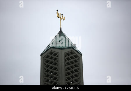 Hambourg, Allemagne. Sep 21, 2015. Le lettrage arabe pour 'Allah' sur le haut de la tour de l'ancienne église Kapernaum, qui sera convertie en mosquée par le centre islamique Al-Nour, à Hambourg, Allemagne, 21 septembre 2015. La cérémonie d'inauguration de la nouvelle mosquée a été tenue le même jour. Photo : CHRISTIAN CHARISIUS/dpa/Alamy Live News Banque D'Images