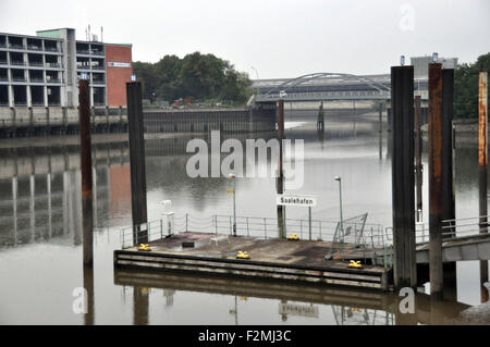 Hambourg, Allemagne. Sep 21, 2015. Saalehafen est l'un des trois de la République tchèque les territoires du port de Hambourg (Allemagne), représenté sur le lundi 21 septembre, 2015. Le ministre des Transports de la République tchèque Dan Tok a eu des entretiens à propos de l'avenir des ports de Hambourg. Hambourg plans construction pour les Jeux Olympiques d'été en 2024 à l'endroit où la République tchèque sont maintenant des ports et de la République tchèque est prête à échanger ses territoires à Hambourg pour d'autres localités. © Jakub Strihavka/CTK Photo/Alamy Live News Banque D'Images