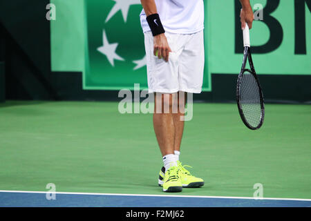 Joueur de tennis en blanc au moment de servir une boule Banque D'Images