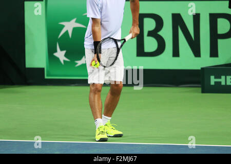 Joueur de tennis en blanc au moment de servir une boule Banque D'Images