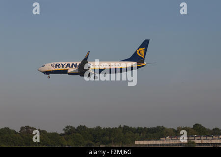 Avion de Ryanair à l'atterrissage à l'aéroport de London Gatwick, Surrey, UK Banque D'Images