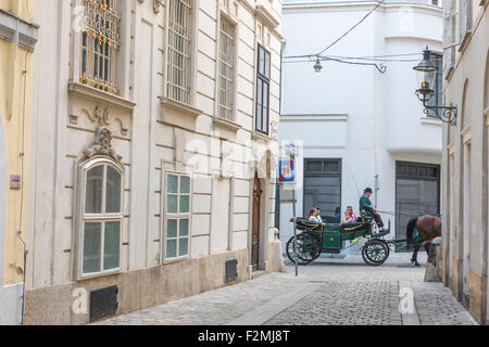 Tour de Vienne en calèche touristes, vue des touristes appréciant une promenade à travers l'Innere Stadt (centre historique) de Vienne, Wien, Autriche. Banque D'Images