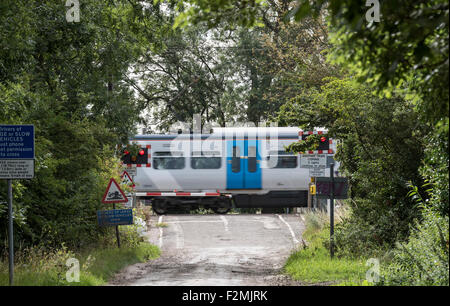 Passage à niveau train passant sur Fen Road Milton Banque D'Images