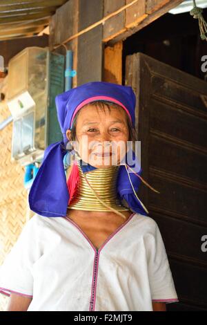 Étude d'un long cou de girafe ou cou femme Padaung birman dans sa maison au village de Soleil Bon, Myanmar (Birmanie) Banque D'Images