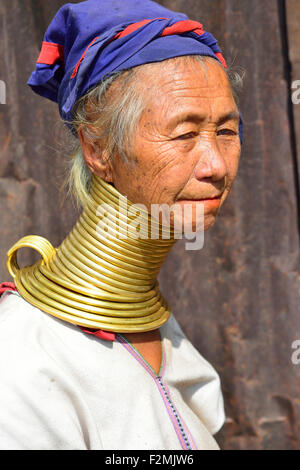 Étude d'un long cou de girafe ou cou femme Padaung birman dans sa maison au village de Soleil Bon, Myanmar (Birmanie) Banque D'Images