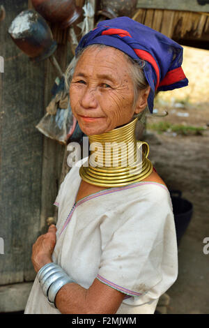 Étude d'un long cou de girafe ou cou femme Padaung birman dans sa maison au village de Soleil Bon, Myanmar (Birmanie) Banque D'Images