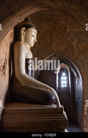 Vue latérale du 12ème siècle, statue de Bouddha Tayok Pye Pahto (pagode) à Bagan Myanmar. Restes de fresques sur les murs visibles de couleur Banque D'Images