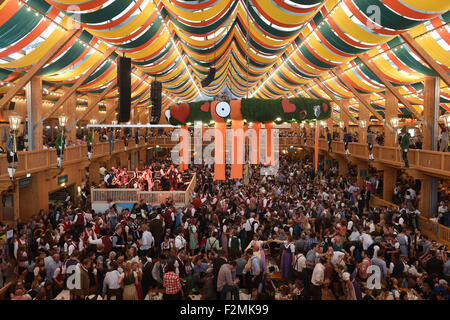 Munich, Allemagne. 20 Sep, 2015. Les visiteurs apprécient eux-mêmes dans une tente à bière à la 182ème Oktoberfest à Munich, Allemagne, 20 septembre 2015. Le plus grand festival de la bière qui se déroulera jusqu'au 04 octobre 2015 devrait attirer quelque 6 millions de visiteurs de partout dans le monde cette année. Photo : FELIX HOERHAGER/dpa/Alamy Live News Banque D'Images