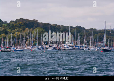 Yachts amarrés sur la rivière Fal à l'entrée de Mylor Yacht Harbor Cornwall England UK Banque D'Images
