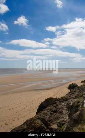 Scotts Bay, sur l'estuaire de la Towy Tywi avec des rangées d'empreintes de pas dans le sable le long beach Llansteffan Carmarthenshire West Wales UK Banque D'Images